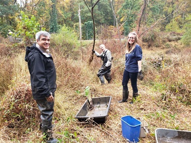 Native plant rescue volunteers at Sparrow Pond