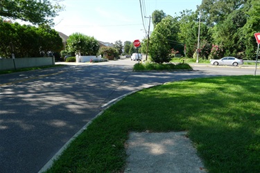 Incomplete sidewalk at South Arlington Ridge Road and I-395 ramp